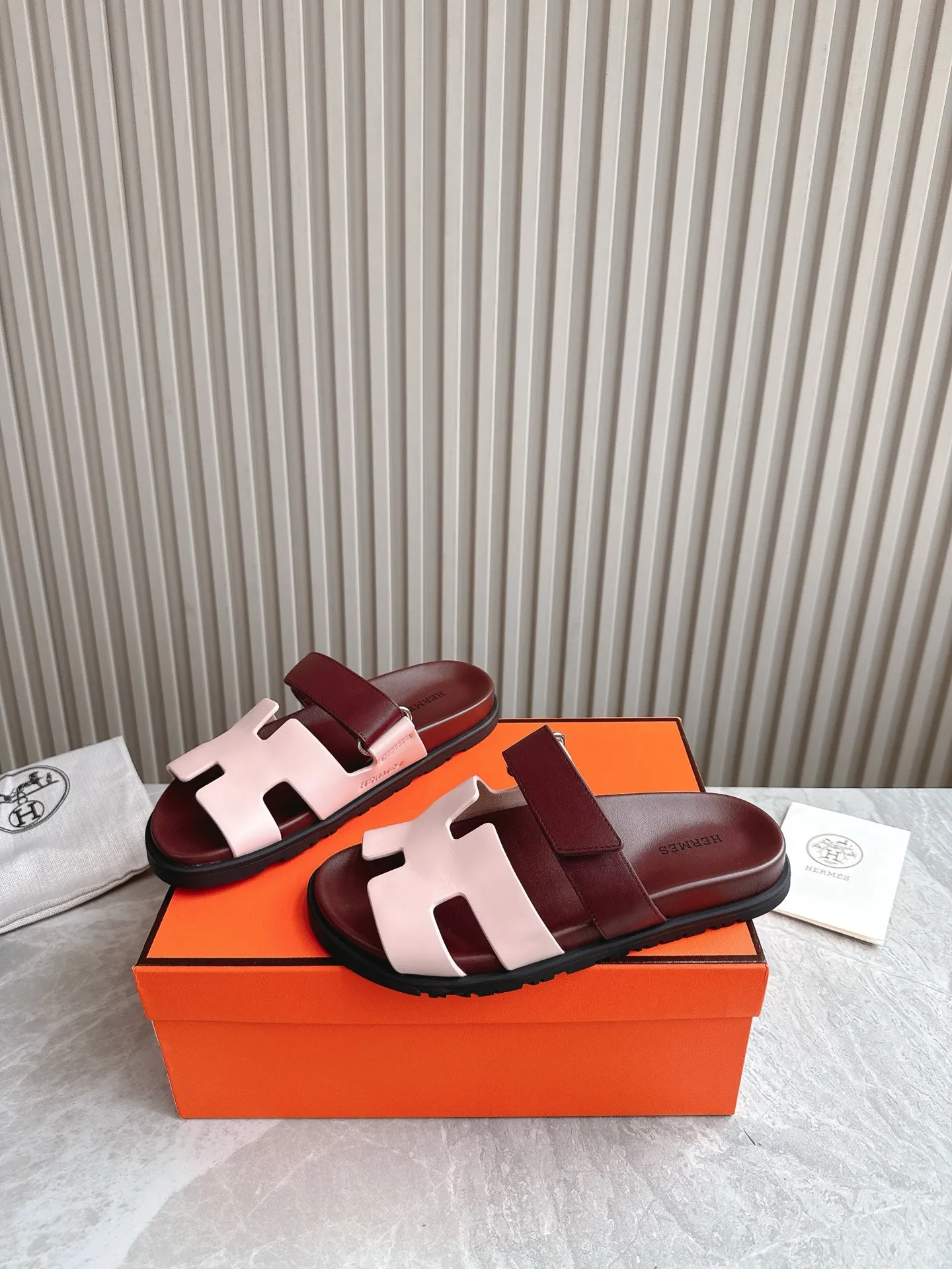 p480🐮🐮Couple model (top version) H family 2024 spring and summer new style HERMES Hermes' recently popular couple model pig nose angle sandals and slippers, paired with various colorful socks, popular. Upper: imported original deerskin (the genuine leather edging is not ordinary super migration). Lining: imported genuine leather. Outsole: Tpu non-slip and wear-resistant outsole. Size: Female 35-42 (40/42 non-returnable and non-exchangeable) Male size: 39-45 (45 non-refundable and non-exchangeable)